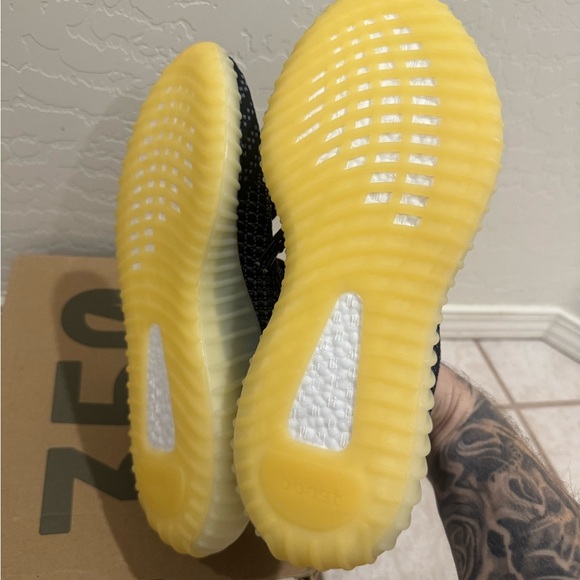 Adidas Yeezy Boost 350 V2 in carbon colorway - Picture 7 of 7